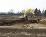 Op de achtergrond de geluidswal van zeecontainers met daarachter de woningen van Op de Hoogmaas. (13-3-2009 - Jan Dolmans)