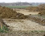 De archeologische opgravingen zijn nog steeds in volle gang. Op de achtergrond het gronddepot met daarvoor de loods van Richard Kerkhofs. (13-3-2009 - Jan Dolmans)