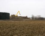 aan de linkerkant de geluidswal van zeecontainers met op de achtergrond de verdere aanleg van het gronddepot. (13-3-2009 - Jan Dolmans)