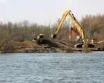 De oever wordt verstevigd om uitschuren bij hoogwater te voorkomen. (19-3-2009 - Jan Dolmans)