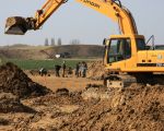 Bij het archeologisch onderzoek troffen ze het deze week met het weer.
Op de achtergrond het gronddepot ten noorden van Itteren. (19-3-2009 - Jan Dolmans)