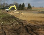 De afgraving van de dekgrond bij het oude bosperceel nadert zijn voltooiing. Op de achtergrond de geluidswal nabij Op de Hoogmaas. (27-3-2009 - Jan Dolmans)