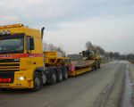 Aanvoer rijplaten op nieuw aangelegde werkweg. (7-4-2009 - Han Hamakers)