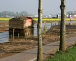 Per vrachtauto wordt het grind afgevoerd naar het grinddepot dat ten zuiden van het verwerkingsbekken ligt waar later verdere verwerking zal plaatsvinden. (20-4-2009 - Jan Dolmans)