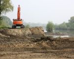 Afgegraven oever met rechts de Maas. (22-4-2009 - Jan Dolmans)