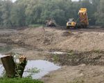 De afgegraven grond wordt in de achterliggende plas gestort. (22-4-2009 - Jan Dolmans)