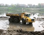 Aan de overkant van de Maas de woningen langs de Maas in Itteren. (22-4-2009 - Jan Dolmans)