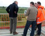 De Heer Guy Vanhove, uitgeleend door NV De Scheepvaart aan Rijkswaterstaat/Maaswerken om het project Grensmaas te begeleiden, geeft uitleg aan geïnteresseerden. (16-5-2009 - Jan Dolmans)