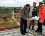 Guy Vanhove geeft uitleg aan de hand van tekeningen. (16-5-2009 - Jan Dolmans)