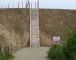 De trap naar het uitzichtspunt op het gronddepot. Onderaan de trap kan men de fiets stallen. De trap is te bereiken via de Meebruggenweg. (7-6-2009 - Han Hamakers)