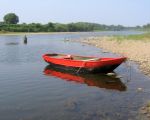 Visser in de Maas ter hoogte van Hochter Bampd.  (7-8-2004 - Jan Dolmans)