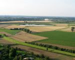 Vanuit een luchtballon gemaakte foto met in het midden het grindgat dat in het kader van het Grensmaasplan zal gaan verdwijnen. (3-8-2007 - Han Hamakers)