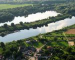 De grindplas van Hochter Bampd wordt hier gescheiden van de Maas door een dijk. Door NV Scheepvaart (de Belgische Rijkswaterstaat) zijn plannen gemaakt waarbij deze dijk gedeeltelijk wordt afgegraven opdat de Maas ter hoogte van het dorp Itteren aan de 