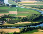 De bocht van de Maas bij Herbricht ten noorden van Itteren. Het populierenbos rechts op de foto zal worden gekapt omdat de maasoever  hier wordt verlaagd om de Maas meer ruimte te geven. (3-8-2007 - Han Hamakers)