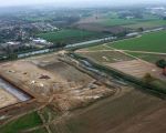 Rechtsonder de Kasteelhoeve Hartelstein. In het midden loopt het Julianakanaal met daarachter Bunde. (15-10-2008 - Waterschap Roer en Overmaas)