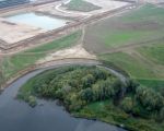 De bocht in de Geul bij de monding in de Maas. Dit gedeelte van de Geul zal bij de ontgrinding worden gespaard. Op de achtergrond het verwerkingsbekken. (15-10-2008 - Waterschap Roer en Overmaas)