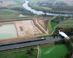 Het verwerkingsbekken gefotografeerd vanaf de oostzijde. Op de voorgrond het Julianakanaal met de ingepakte brug bij Bunde waaraan onderhoudswerkzaamheden worden uitgevoerd. De bocht die de Geul maakt voordat zij uitmondt in de Maas is bovenaan goed te zien. Rechtsboven ziet u het populierenbos bij Herbricht dat begin volgend jaar zal worden gekapt. (15-10-2008 - Waterschap Roer en Overmaas)