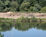 Om de grenspaal ligt de grond nog hoger als gevolg van het aanslibben van zand en klei in de afgelopen decennia. Duidelijk is nu al vanaf de Itterse kant de achterliggende plas te zien. (17-6-2009 - Jan Dolmans)