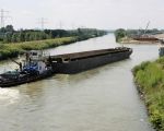 Een duwbak van zo'n 3000 ton vaart richting de Merwede 28. (17-6-2009 - Jan Dolmans)