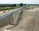 Het grind wordt vervolgens met een transportband naar deze terp vervoerd. Aan het eind van de transportband wordt nog een 'zwenk-arm' gemonteerd die het grind bovenop de betonnen tunnels stort. (25-6-2009 - Jan Dolmans)