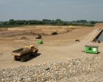 Aan de achterkant van het verwerkingsbekken is een bezink-bassin gebouwd om het door klei- en zanddeeltjes vervuilde water van het verwerkingsbekken naar toe te pompen. De klei- en zanddeeltjes bezinken naar de bodem van het bassin en het schone water wordt teruggepompt in het verwerkingsbekken. (25-6-2009 - Jan Dolmans)