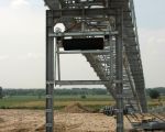 Aan het eind van de lopende band van de 2de installatie moet ook nog een 'zwenkarm' worden aangebouwd die het grind over de 2 tunnels verdeelt. (25-6-2009 - Jan Dolmans)