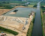 Luchtfoto van het verwerkingsbekken. Op de voorgrond het grintdepot en linksboven in het verwerkingsbekken de Merwede 28, rechts het Julianakanaal met de brug van Bunde. Helemaal bovenaan links ziet u de bocht van de Maas ter hoogte van Herbricht. (29-6-2009 - Waterschap Roer en Overmaas)