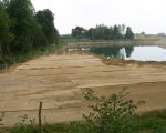 Het Consortium is gestart met het vullen van de dekgrondberging. De grond is afkomstig van de bezinkbassins die men aan het aanleggen is ten westen van het verwerkingsbekken. (27-6-2009 - Han Hamakers)
