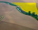 Voor de aanvoer van toutvenant dat wordt gewonnen bij de weerdverlaging langs de Maas is een 2de overgang bij de Geul gemaakt. (30-4-2009 - Bron: ing. Hans Brinkhof)