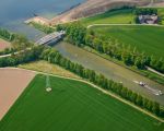 De brug over het Julianakanaal bij Bunde, met de geluidswal achter Voulwammes en de opening in de dijk van het Julianakanaal. (30-4-2009 - Bron: ing. Hans Brinkhof)