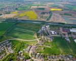 Op de voorgrond Bunde, daarachter het Julianakanaal met het verwerkingsbekken. Het koolzaad staat hier wellicht voor de laatste keer in bloei. (30-4-2009 - Bron: ing. Hans Brinkhof)