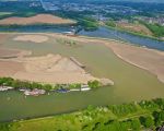 De meest zuidelijke locatie van het Grensmaasproject, Bosscherveld.
De werkzaamheden lopen hier tot 2012. De natte ontgrinding wordt hier gedaan door De Friesland, een baggerschip van 110m lang,11m breed en 18m hoog. Rechsboven industrieterrein Beatixhaven. (30-4-2009 - Bron: ing. Hans Brinkhof)