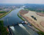 Op de achtergrond de bruggen over de Maas in Maastricht. Rechts van de stuw bij Borgharen is enige tijd geleden een vistrap gemaakt en verder naar rechts de locatie Bosscherveld. (30-4-2009 - Bron: ing. Hans Brinkhof)