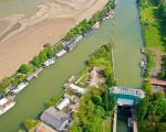 Vooraan de sluis in Bosscherveld, die de Maas verbindt met de Zuid-Willemsvaart. Bovenaan ziet U de insteek die gemaakt is in het afvoerkanaal naar de ontgrindingslocatie voor de afvoer van het grind, daarachter loopt de Maas. (30-4-2009 - Bron: ing. Hans Brinkhof)