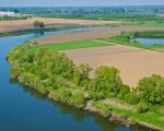 De Maas met rechtsboven een oude grindplas, ontstaan bij een ontgrinding in de 60-er jaren. (30-4-2009 - Bron: ing. Hans Brinkhof)