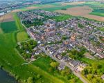 Borgharen, links de Maas. Ook hier zullen langs de Maasoever de weerden enkele meters worden verlaagd. (30-4-2009 - Bron: ing. Hans Brinkhof)