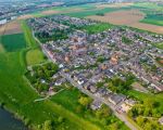 Borgharen, links de Maas. Ook hier zullen langs de Maasoever de weerden enkele meters worden verlaagd. (30-4-2009 - Bron: ing. Hans Brinkhof)