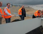 Het aangevoerde toutvenant wordt in deze trechters gestort waarna het grind zijn weg vervolgt, via transportbanden,  door de verwerkingsinstallatie. (8-7-2009 - Jan Dolmans)