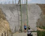 De trap naar het uitzichtpunt is klaar. Ook de bewegwijzering is klaar. Als gevolg van hevige regenval was de grond onder trap gedeeltelijk weggespoeld. Inmiddels is dat euvel verholpen. (5-7-2009 - Han Hamakers)