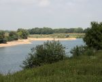 Voor de afwerking van de drempel in de Maas ter hoogte van Voulwammes is in de afgelopen weken kiezel vanuit Herbricht aangevoerd. (17-8-2009 - Jan Dolmans)