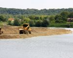 Nieuw aangelegde grindbank in het zomerbed van de Maas met op de achtergrond Voulwammes. (7-9-2009 - Jan Dolmans)