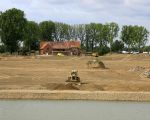 Op deze foto is duideljk de oever- en weerdverlaging te zien. Aan de grenspaal in het midden van het beeld zie je hoeveel grond is afgegraven. Rechts van de boerderij ligt de hoogwatervluchtplaats waar de runderen bij hoogwater naar toe kunnen trekken. (11-9-2009 - Jan Dolmans)