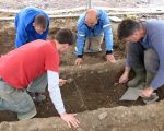 In de Pasestraat te Borgharen is een groep archeologen van de Rijksdienst voor het Cultureel Erfgoed en het Archeologisch Centrum van de Universiteit van Amsterdam bezig met opgravingen van een Merovingisch grafveld uit de 6de en 7de eeuw na Chr. (16-9-2009 - Jan Dolmans)