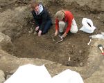 De afgeschraapte grond wordt verzameld in plastic zakken om naderhand nogmaals te onderzoeken. (16-9-2009 - Jan Dolmans)