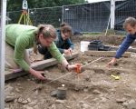 Een blootgelegd graf wordt laag voor laag onderzocht en nauwkeurig ingemeten. (16-9-2009 - Jan Dolmans)