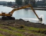 Voor de aanleg van de werkweg wordt kiezel van uit de Maas gebruikt. (25-9-2009 - Jan Dolmans)