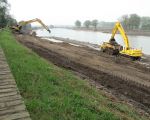 De werkzaamheden aan de oever worden in hoog tempo en met inzet van veel materieel aangepakt omdat binnenkort de afvoer van de Maas veel hoger zal zijn. Aan de stuw in Borgharen laat men nu slechts 10m3 water per sec. passeren, doch als de afvoer van de Maas door veelvuldige regenval in het stroomgebied van de Maas toeneemt kan dit een probleem worden. (6-10-2009 - Jan Dolmans)