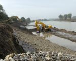 Op deze foto is de plastic folie al verzwaard met een laag stenen. Om de zaak nog verder te verstevigen worden hierop nog zware stenen aangebracht. (6-10-2009 - Jan Dolmans)