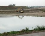 Op 5 oktober is een van de twee verwerkingsinstallaties in gebruik genomen. Vanaf deze locatie wordt per dumper het toutvenant aangevoerd. (6-10-2009 - Jan Dolmans)