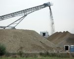 De eerste volledige verwerkingsinstallatie in werking. Het per truck aangevoerde toutvenant wordt, na diverse sorteergangen, op de tunnels gestort om verder per transportband naar de Rotterdam te gaan. (6-10-2009 - Jan Dolmans)